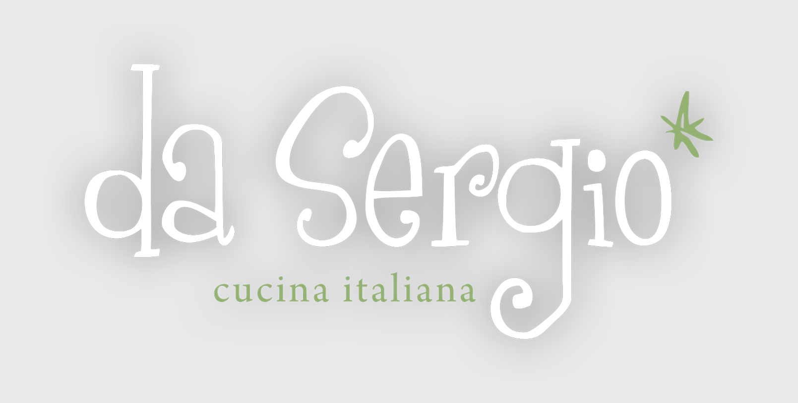 Da Sergio cucina italiana-Logo in weißer Schreibschrift auf hellgrauem Hintergrund mit einem kleinen grünen Stern