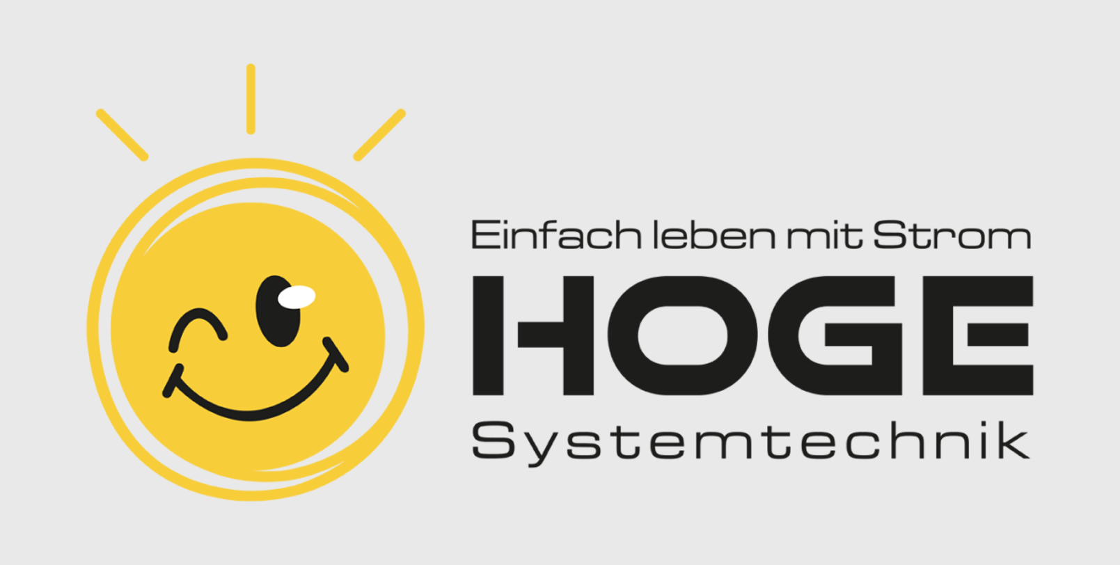 Gelbes, lächelndes Sonnenlogo mit „HOGE Systemtechnik“ und dem Slogan „Einfach leben mit Strom“
