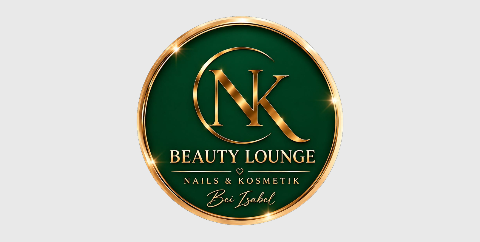 Goldenes, rundes Logo von NK Beauty Lounge auf dunkelgrünem Hintergrund mit eleganter weißer und goldener Schrift.