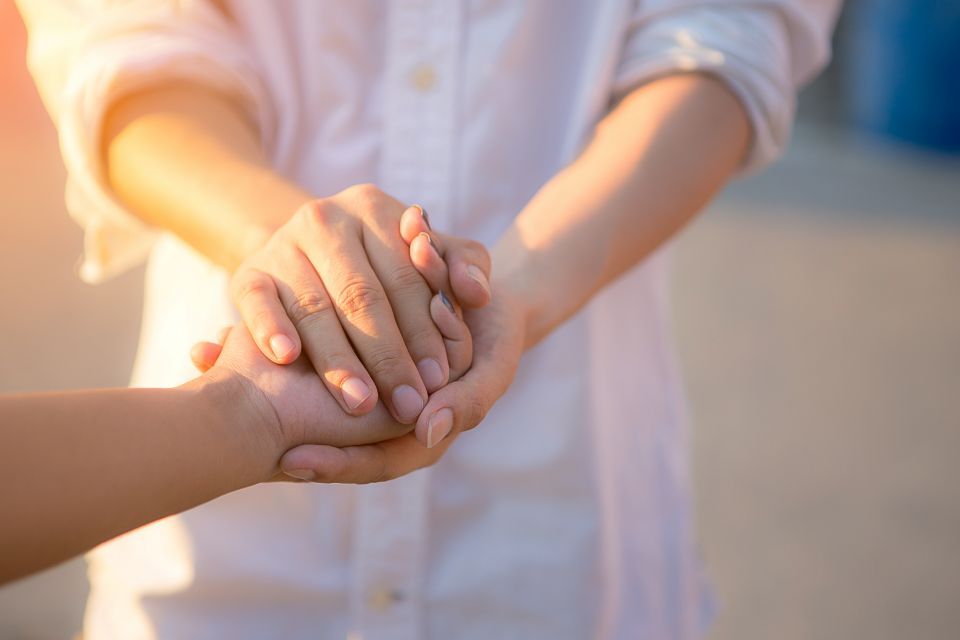 Hände halten sich fest