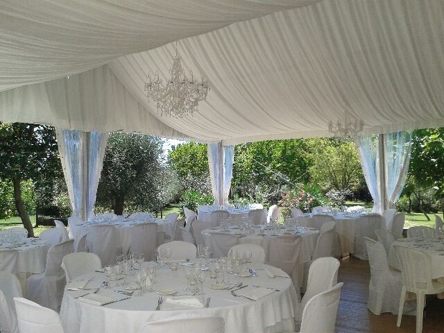 Chapiteau avec des lustres lumineux dans le jardin d'un particulier