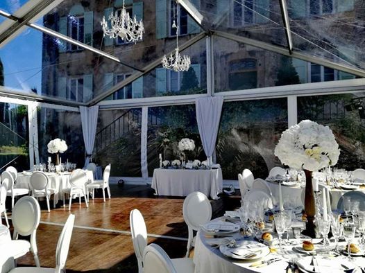 Photo de l'intérieur d'un chapiteau avec une décoration sur le thème couleur blanc