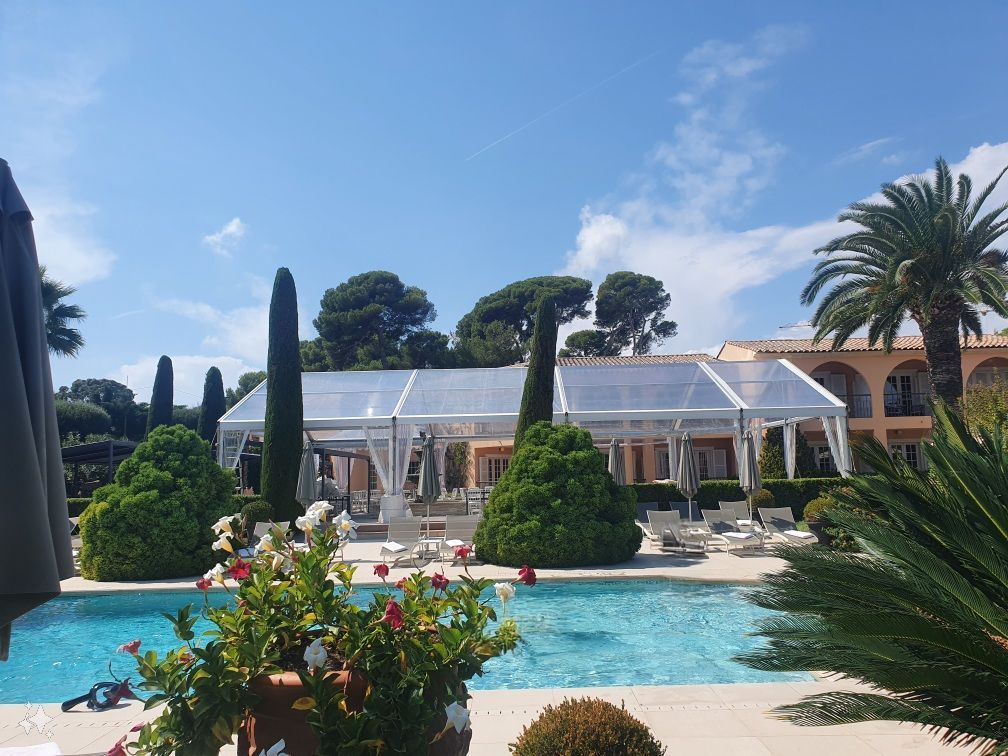 Chapiteau et piscine