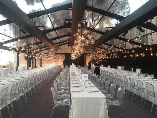 Chapiteau et tables décorées