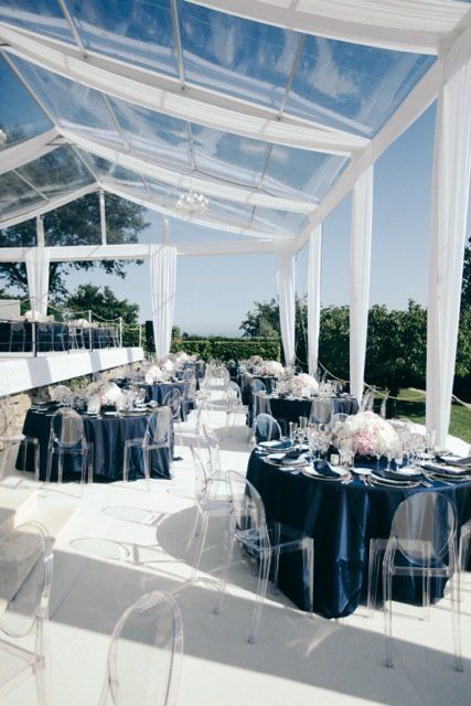 Tables décorées sous un chapiteau