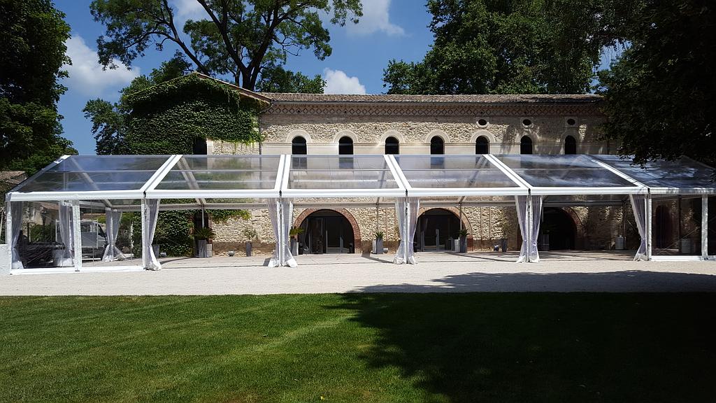 Chapiteau installé devant une maison