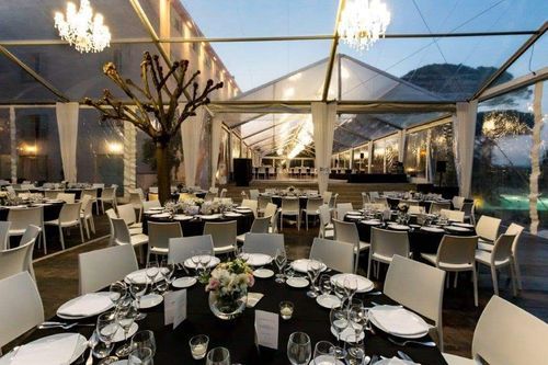 Tentes et tables décorées pour des évènements professionnels 