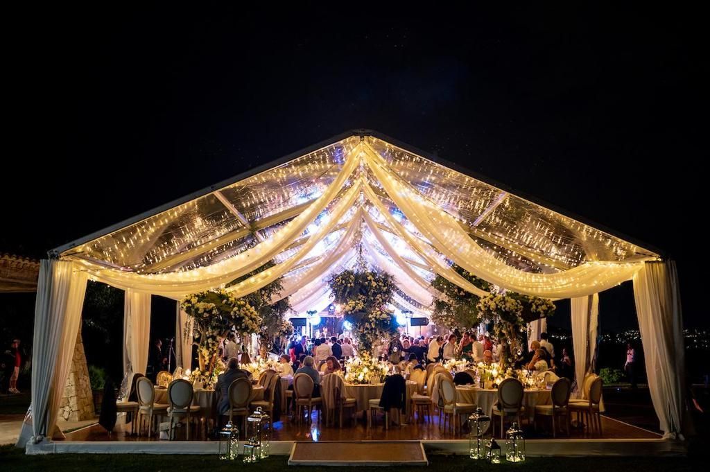 Photo de nuit d'un chapiteau avec décoration lumineuse 