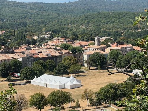 Très grande tente installée par notre entreprise 