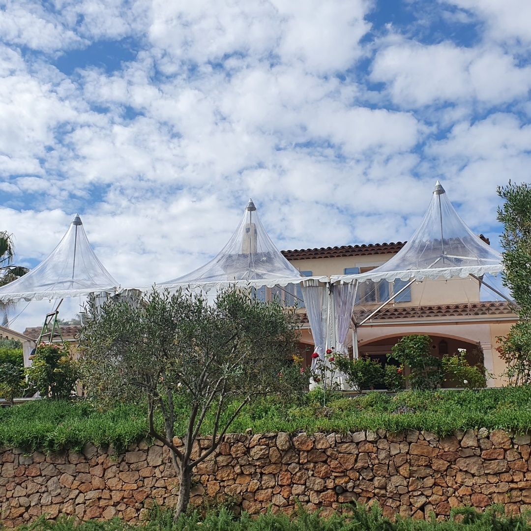 Cour intérieure d'un bâtiment avec une tente blanche
