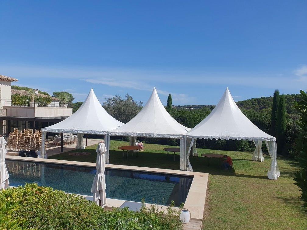 Chapiteaux installés par notre entreprise près d'une piscine