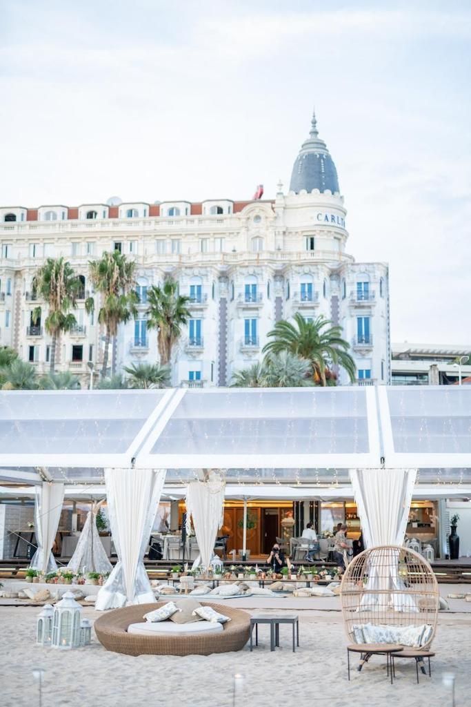 Photo d'une tente avec des palmiers 