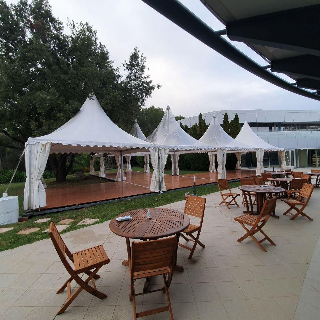 Terrasse extérieure avec tentes blanches pour événements