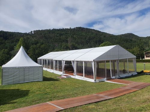 Tente dans un jardin avec un chapiteau 