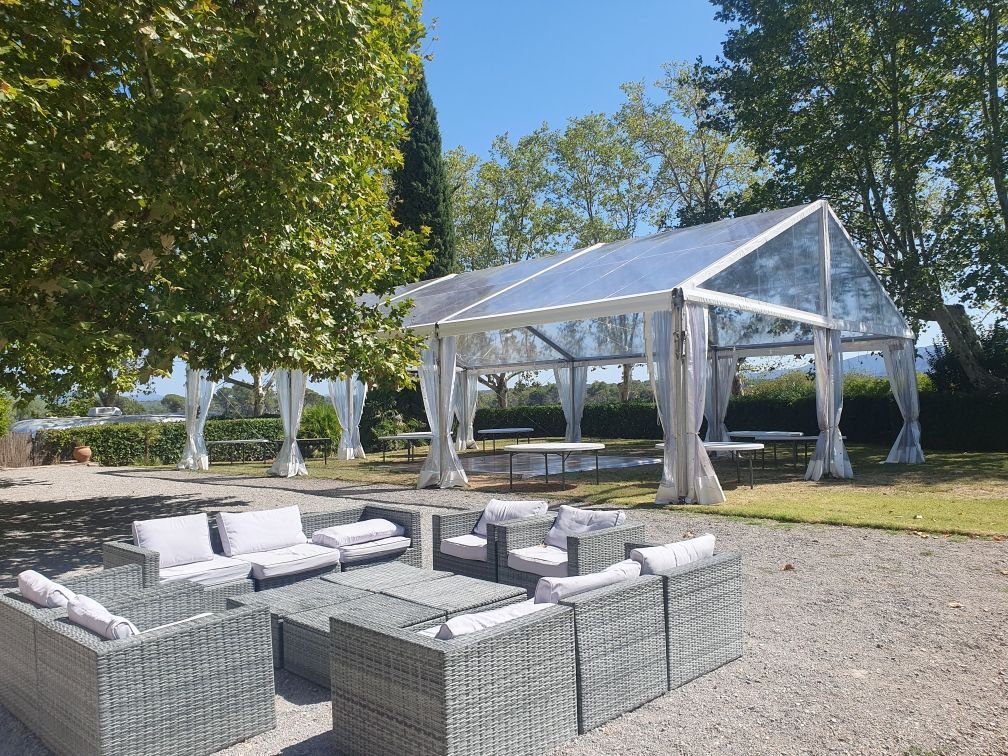 Chapiteau et salon de jardin 