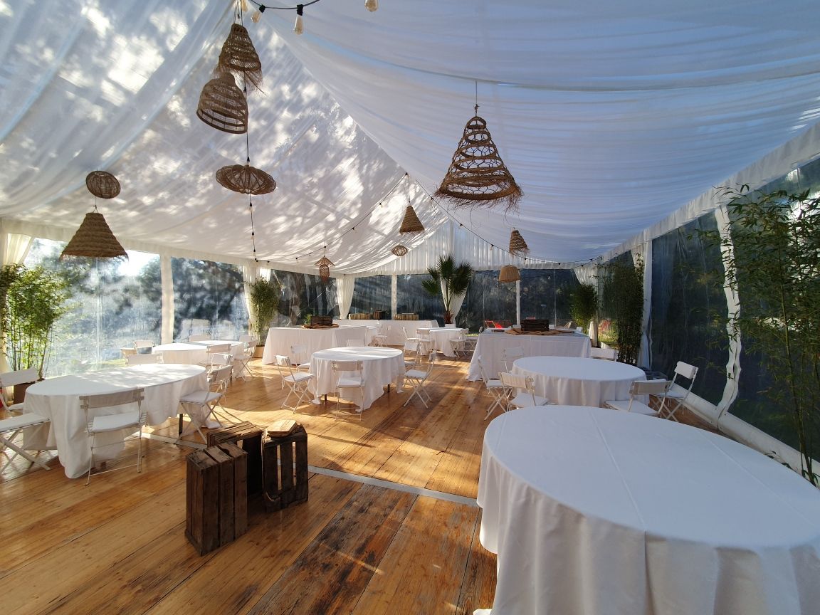 Intérieur d'un chapiteau 