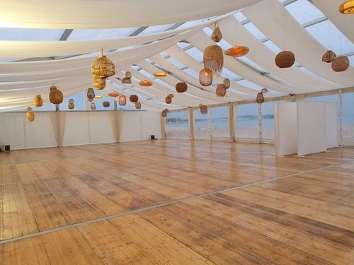 Salle décorée pour un événement 