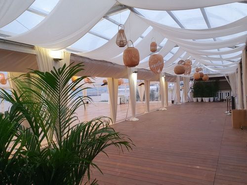 Tente décorée avec les murs levés