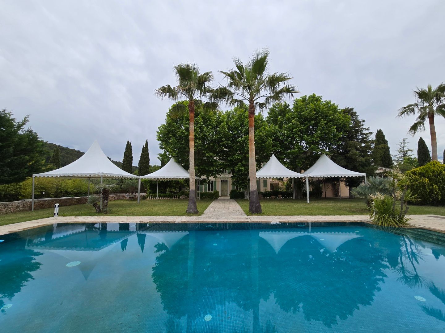 Chapiteaux chez un particulier autour d'une piscine 