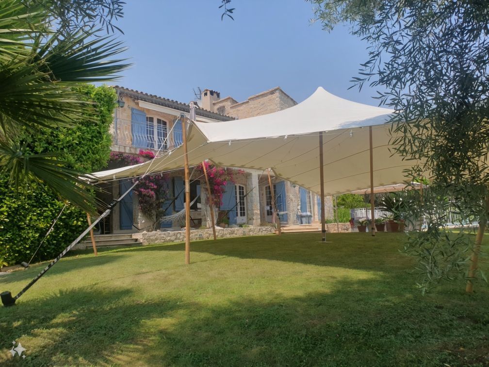 Photo d'une tente blanche avec des piquets