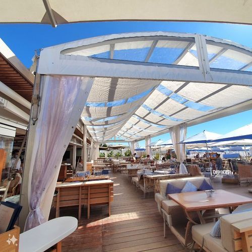 Chapiteau ouvert avec décoration 