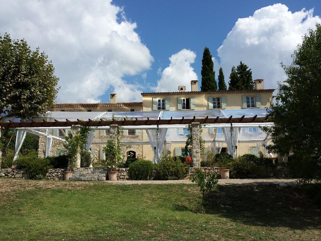 Chapiteau devant une maison chez un particulier