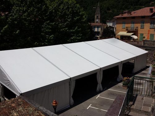 Photo nocturne de tente vue en hauteur