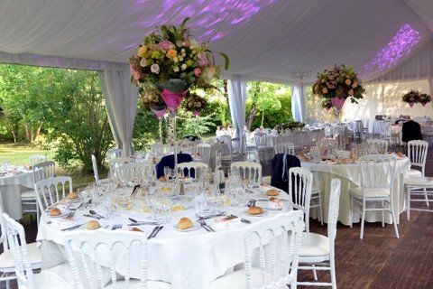 Table décorée pour un évènement avec des couverts et des fleurs