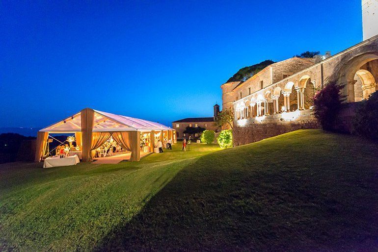 Photo d'un chapiteau et d'une maison prise de nuit dans le jardin