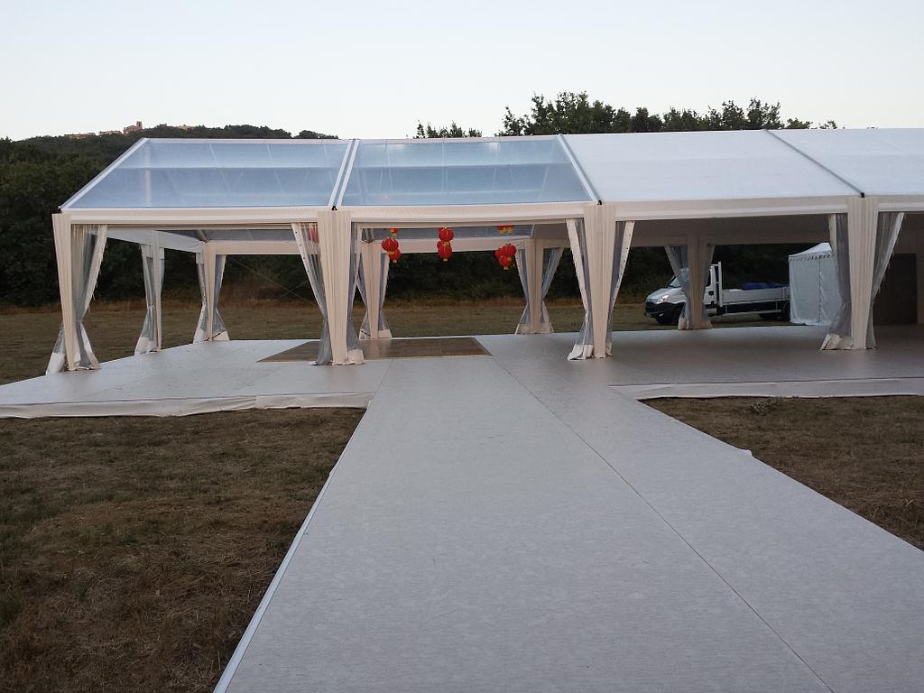 Chapiteau avec une allée