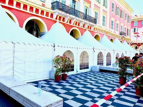 Chapiteaux sur une terrasse