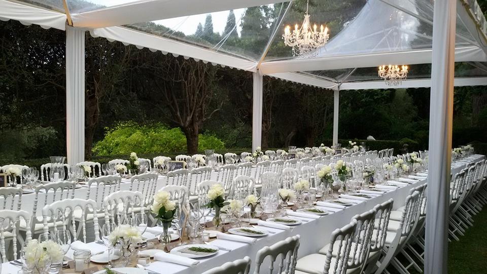 Couverts et tables sous des chapiteaux