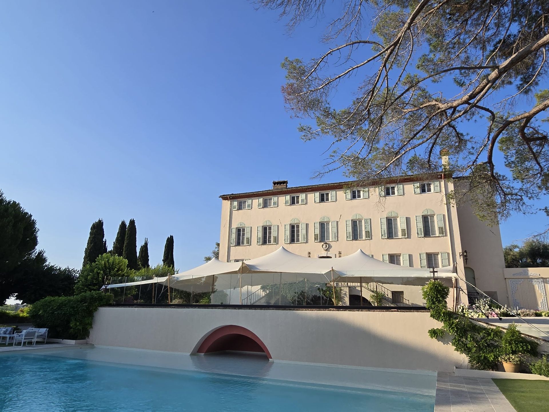 Grande villa avec terrasse, piscine et tente extérieure