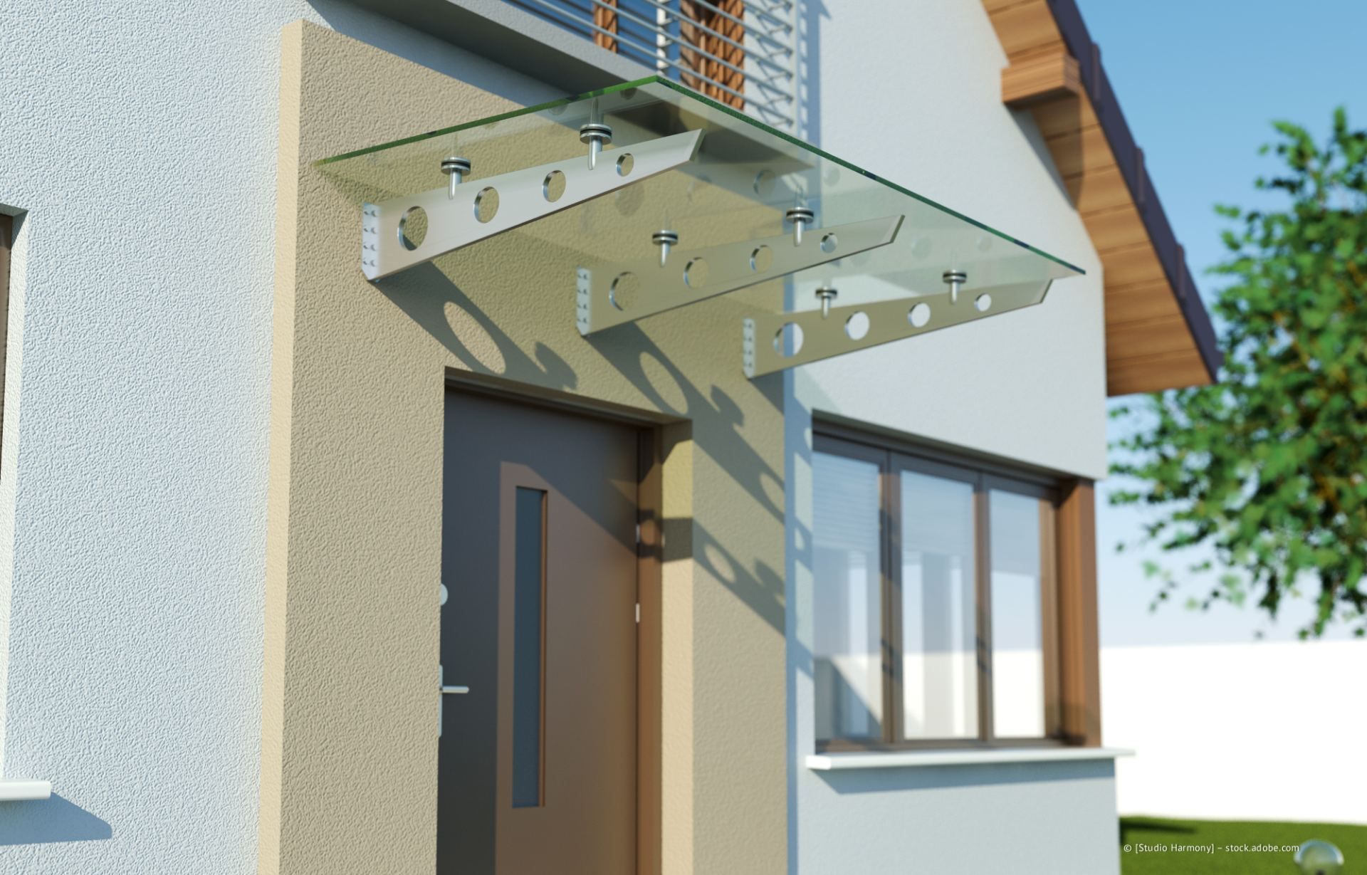 Moderner Hauseingang mit Glasvordach und Metallhalterungen über der Haustür