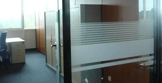 Bureau vitré avec une vitrophanie décorative