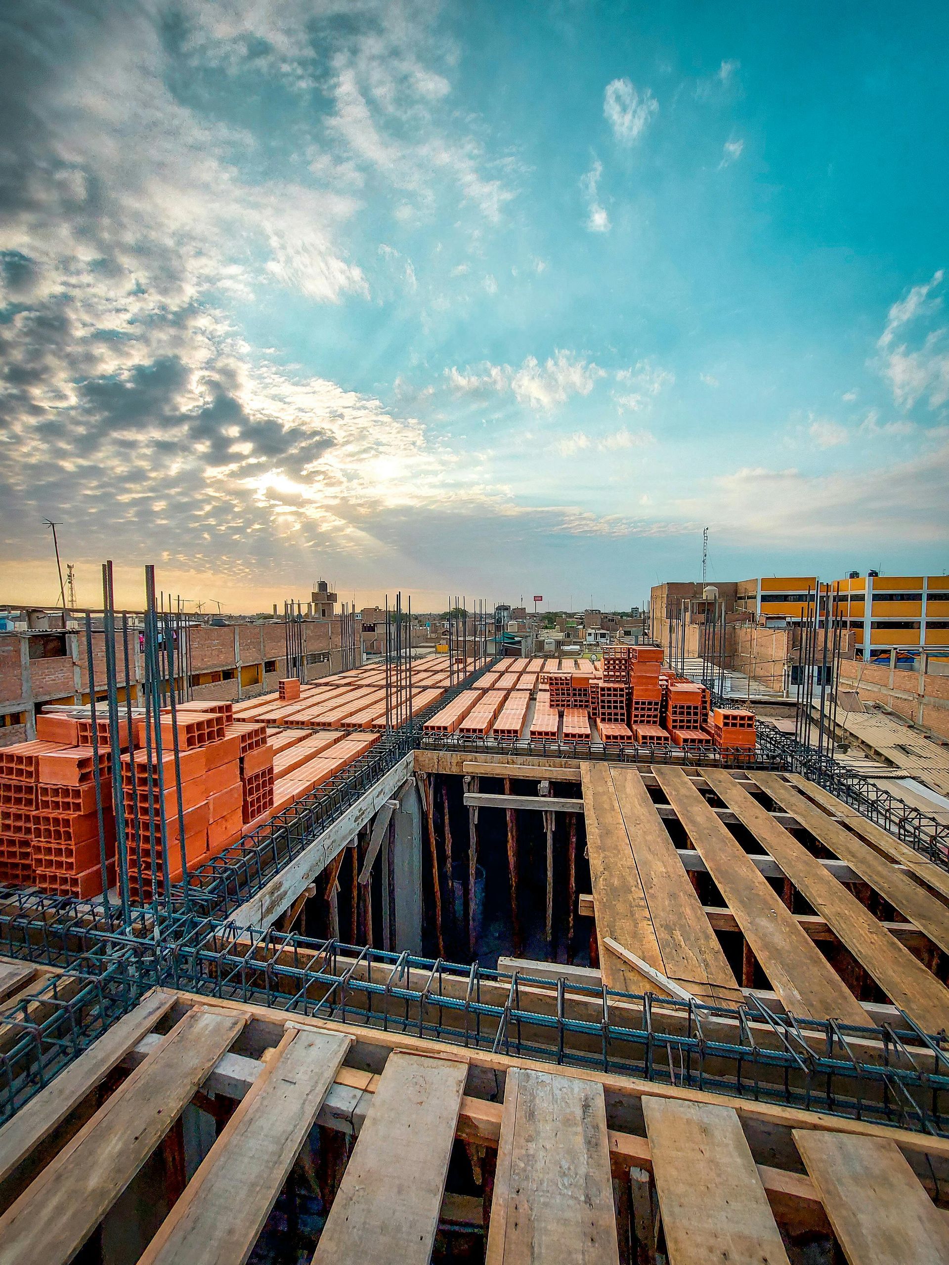 Interior moderno de planta abierta con suelos de baldosas grises, techo de hormigón