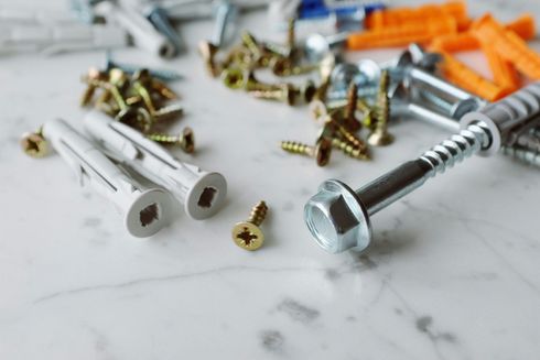 Una colección de llaves inglesas de metal plateado y pequeñas herramientas mecánicas
