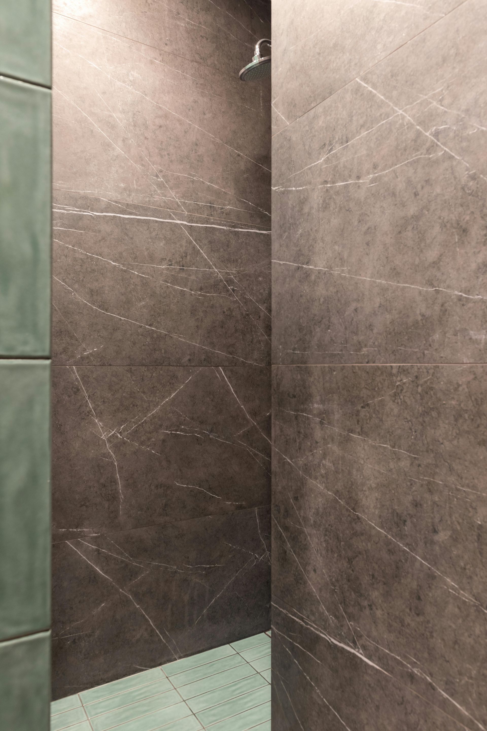 Vista en primer plano y en ángulo de un tejado texturizado cubierto con hileras uniformes de tejas