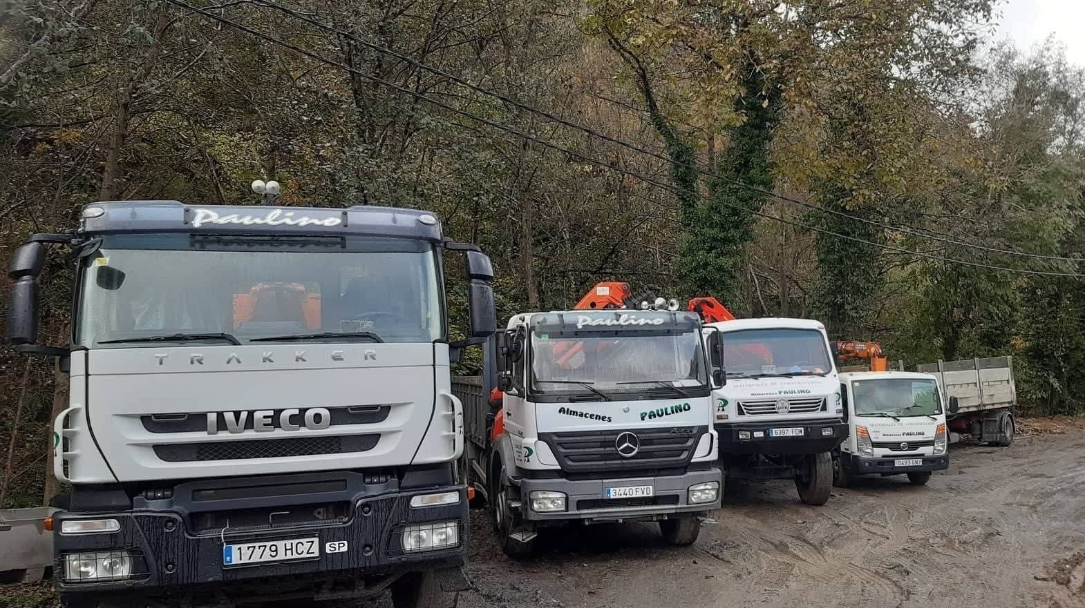Un baño moderno con una cabina de ducha revestida de azulejos de piedra clara