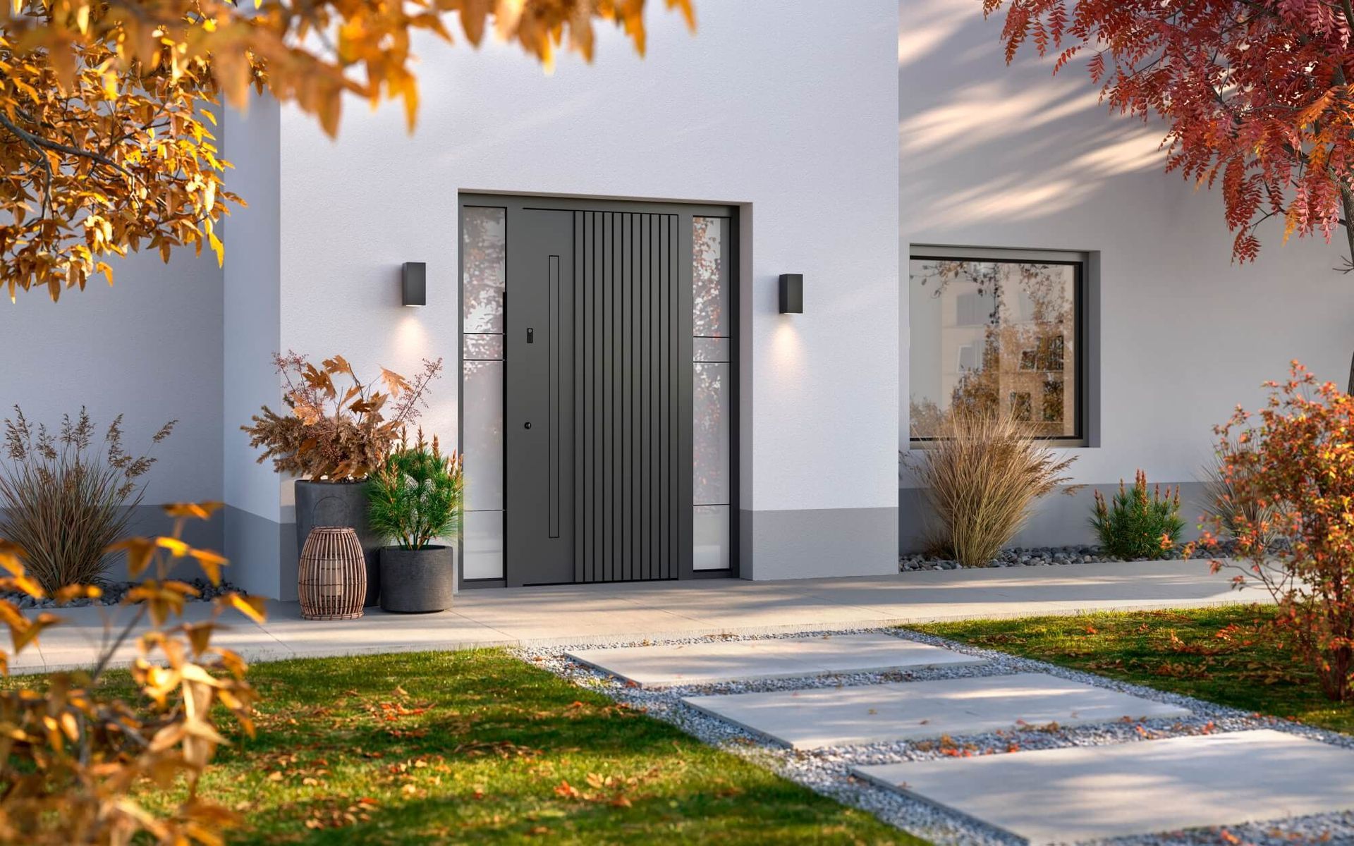 Moderne graue Haustür mit Seitenfenstern, flankiert von kleinen Pflanzen und Wandleuchten. Ein Steinweg führt zum Eingang.