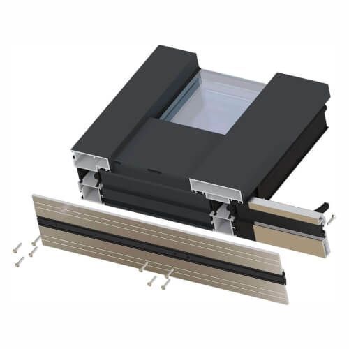 Querschnitt eines schwarzen Aluminium-Fensterrahmens mit silberner Montageplatte und Schrauben.