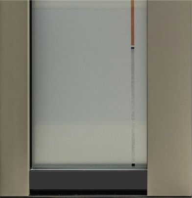 Ein teilweise geöffnetes, dezent graues Rollo in einem beigen Fensterrahmen.