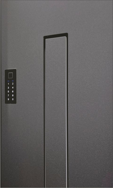 Aufzugstür mit Tastatur links und einem vertikalen rechteckigen Fenster in der Mitte. Graue Metallfassade.