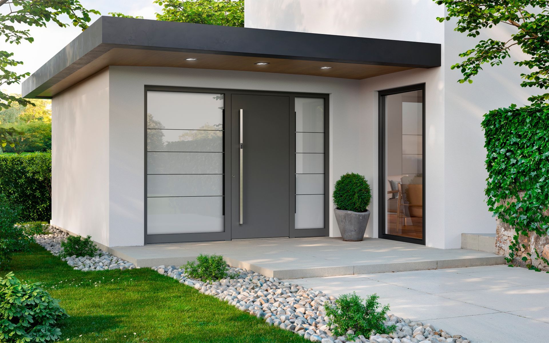 Moderner Hauseingang mit grauer Tür, Seitenfenster und überdachter Veranda, umgeben von Grün.