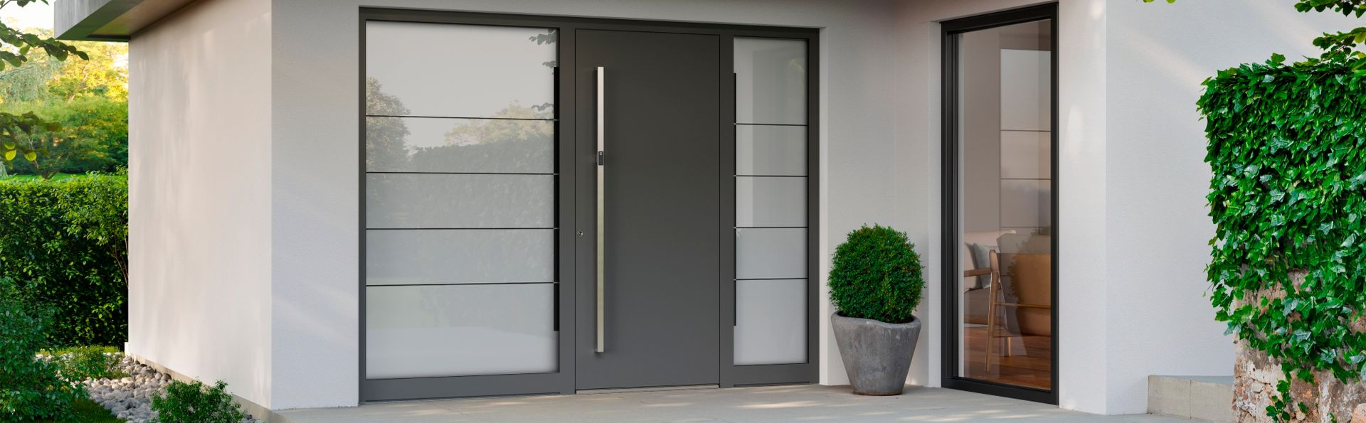 Ein Mann mit einem blauen Hut schaut aus einem Fenster.