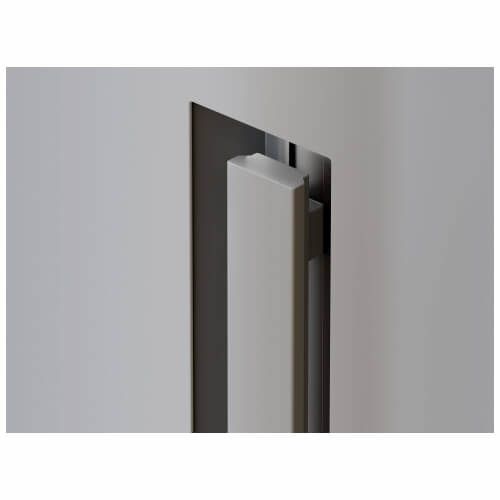 Nahaufnahme eines eingelassenen, metallischen Türgriffs auf grauer Oberfläche, der ein dunkles Interieur freigibt.