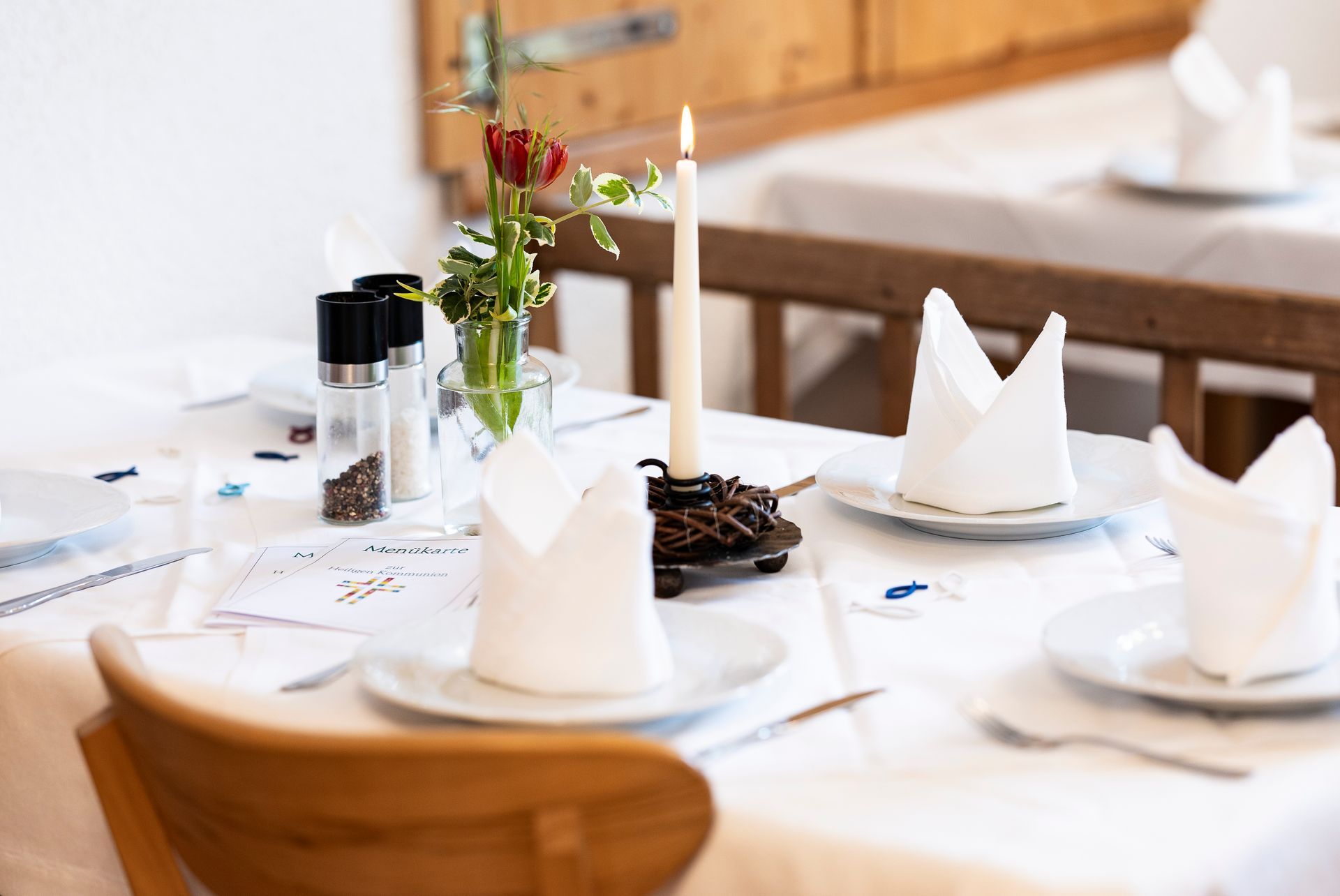 Elegantes Abendessen im Freien in der Abenddämmerung mit runden Tischen für die Gäste und Lichterketten an der Decke.