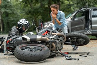 Un accident de la route entre une moto et une voiture