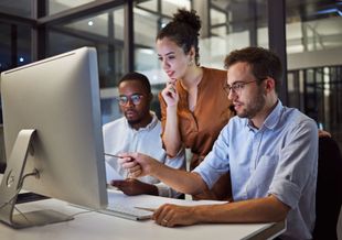 Trois employés au bureau