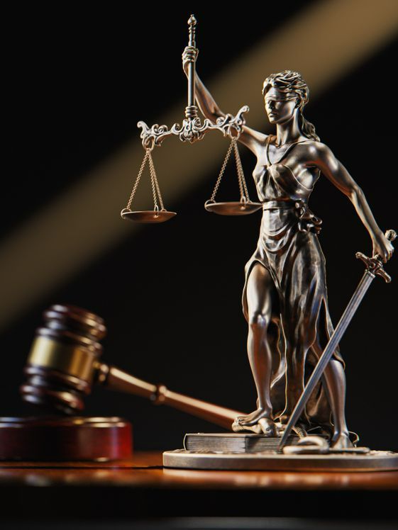 Thémis, déesse de la justice, avec un marteau de juge